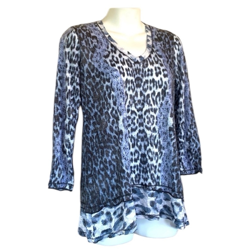 NWT DAVID CLINE top, blue/white leopard print, ruffle bottom, 3/4 sleeves S